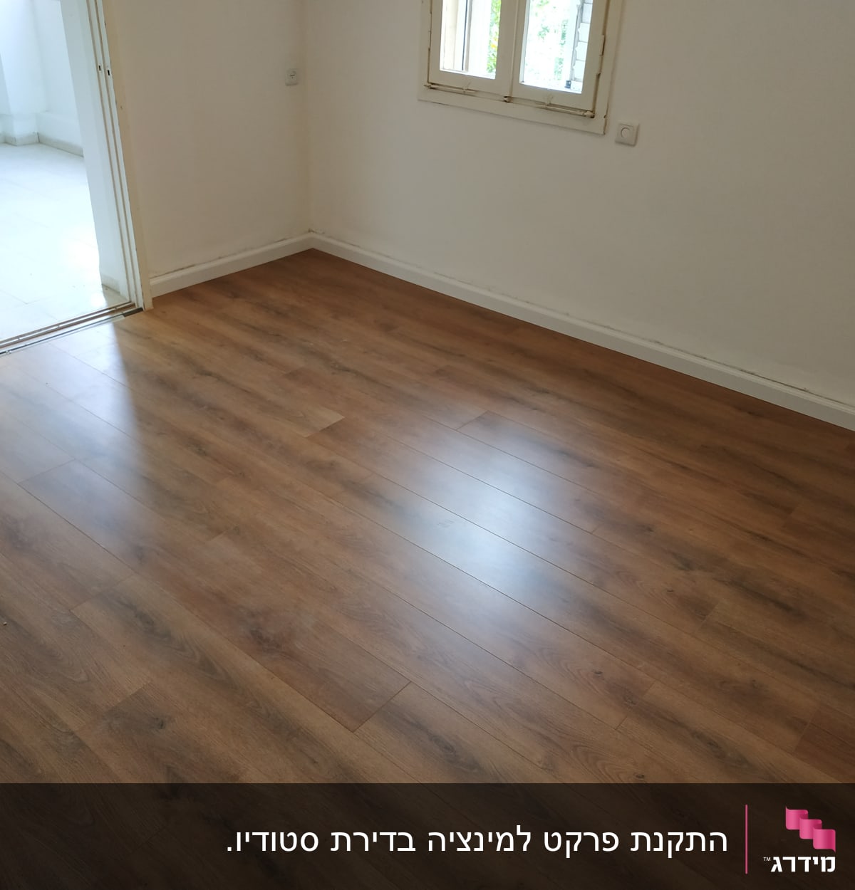 רצפת פרקט עץ בחדר ריק עם דלת פתוחה